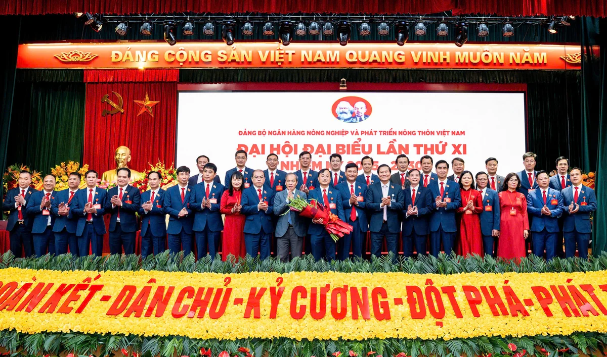 Agribank đồng hành cùng Lễ tuyên dương bí thư chi bộ xuất sắc và trao Giải Búa liềm vàng lần thứ X