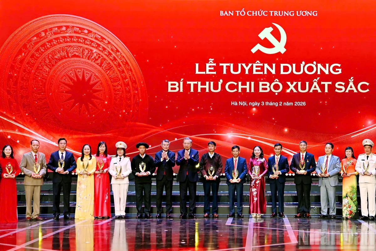 Tổng Bí thư Tô Lâm và đồng chí Lê Minh Hưng, Ủy viên Bộ Chính trị, Bí thư Trung ương Đảng, Trưởng Ban Tổ chức Trung ương, trao biểu trưng cho các bí thư chi bộ xuất sắc. (Ảnh: Báo Nhân dân)