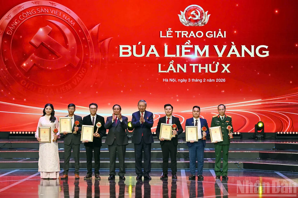 Tổng Bí thư Tô Lâm và Thủ tướng Chính phủ Phạm Minh Chính trao giải A cho các tác giả, đại diện nhóm tác giả (Ảnh: Báo Nhân dân)