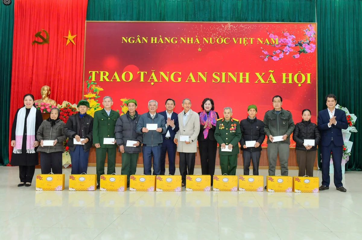 Thống đốc Nguyễn Thị Hồng tặng quà cho các hộ gia đình chính sách, người có công tại xã Bắc Yên