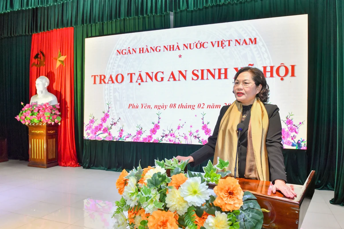 Thống đốc Nguyễn Thị Hồng phát biểu trong chương trình trao an sinh xã hội tại xã Phù Yên
