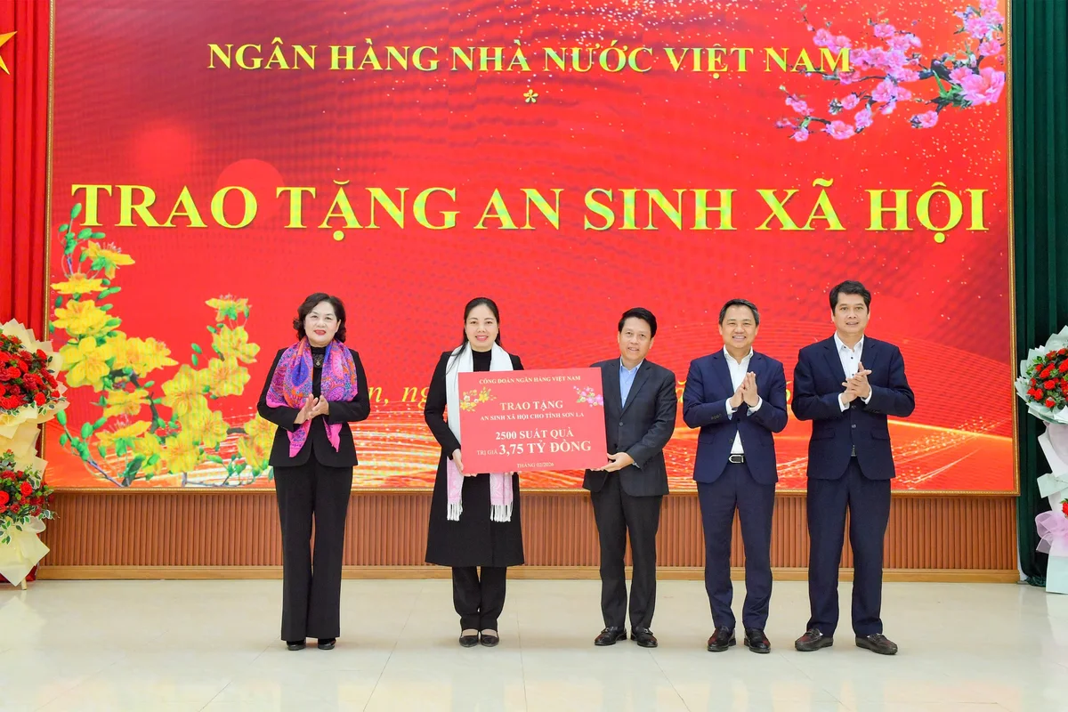 Thống đốc Nguyễn Thị Hồng, Chủ tịch UBND tỉnh Sơn La Nguyễn Đình Việt chứng kiến trao an sinh xã hội giữa Phó Thống đốc Phạm Tiến Dũng và Phó Chủ tịch Uỷ ban MTTQ Việt Nam tỉnh Sơn La Hoàng Thị Lương Tâm
