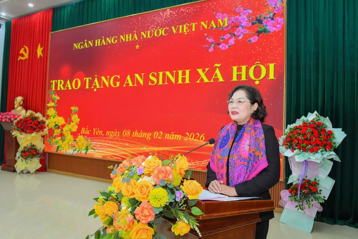 Thống đốc Nguyễn Thị Hồng phát biểu trong chương trình an sinh xã hội tại xã Bắc Yên