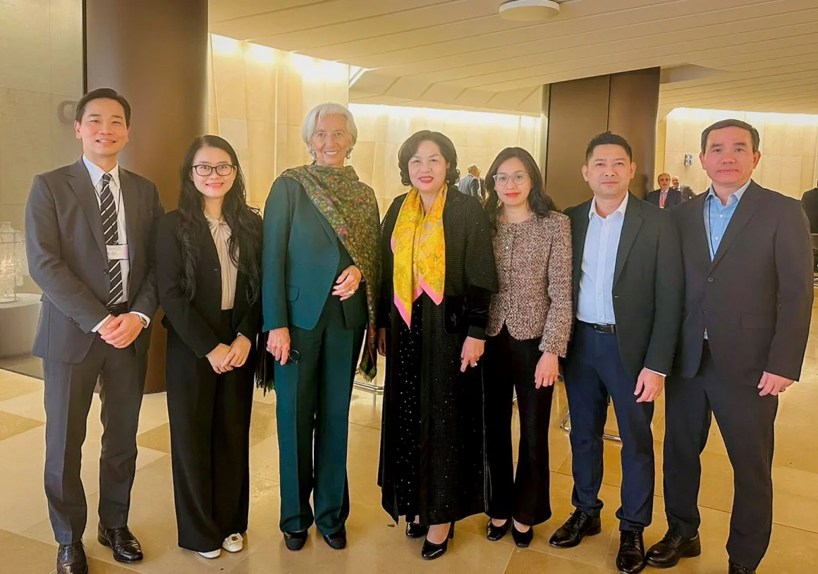 Thống đốc NHNN dẫn đầu Đoàn NHNN chụp ảnh lưu niệm cùng Chủ tịch ECB Bà Christine Lagarde trong khuôn khổ tham dự Hội nghị BIS tháng 3/2026