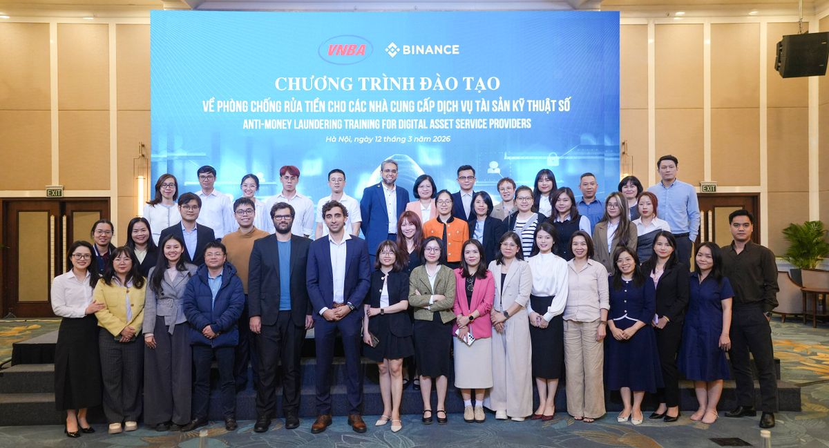 Các đại biểu tham dự chương trình chụp ảnh lưu niệm