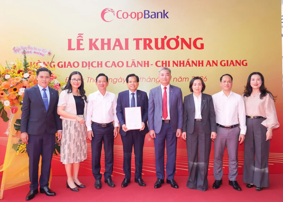Ông Nguyễn Quốc Cường - Chủ tịch Hội đồng quản trị Co-opBank và bà Phạm Thị Hồng Minh - Thành viên Hội đồng quản trị, Tổng giám đốc Co-opBank trao Quyết định thành lập PGD Cao Lãnh - Co-opBank chi nhánh An Giang