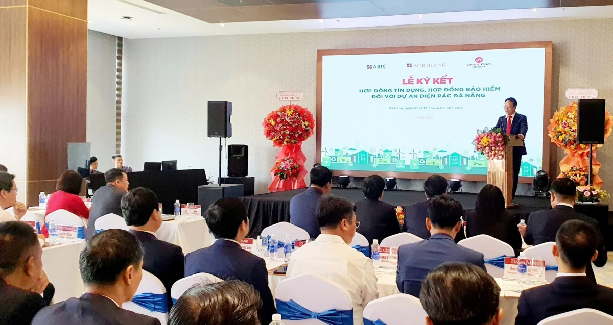 Quang cảnh buổi lễ ký kết hợp đồng tìn dụng, hợp đồng bảo hiểm đối với dự án