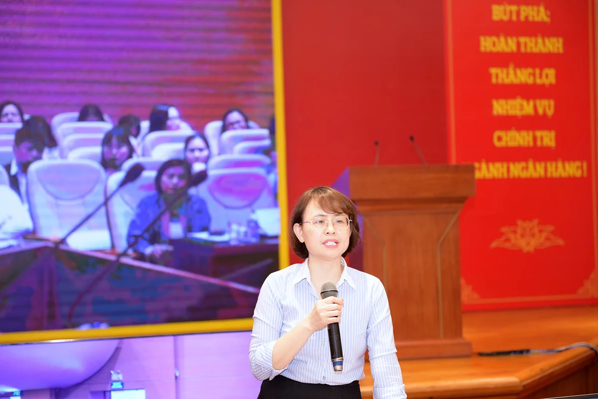 Bà Trần Thị Hòa, Phó Cục trưởng Cục An toàn hệ thống các TCTD trao đổi và giải đáp, trả lời các câu hỏi của các đại diện các TCTD
