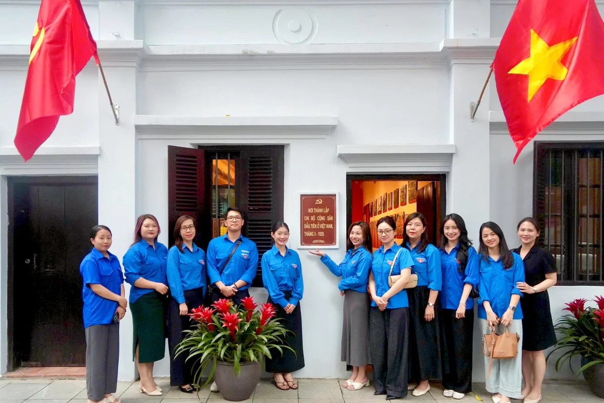 Đoàn thanh niên Hiệp hội Ngân hàng Việt Nam chụp hình lưu niệm tại di tích