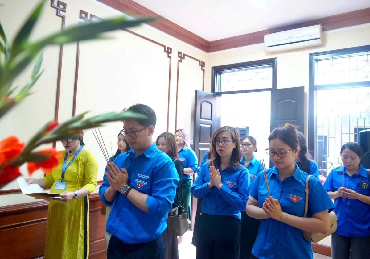 Chi đoàn Hiệp hội Ngân hàng Việt Nam đang hương tại di tích