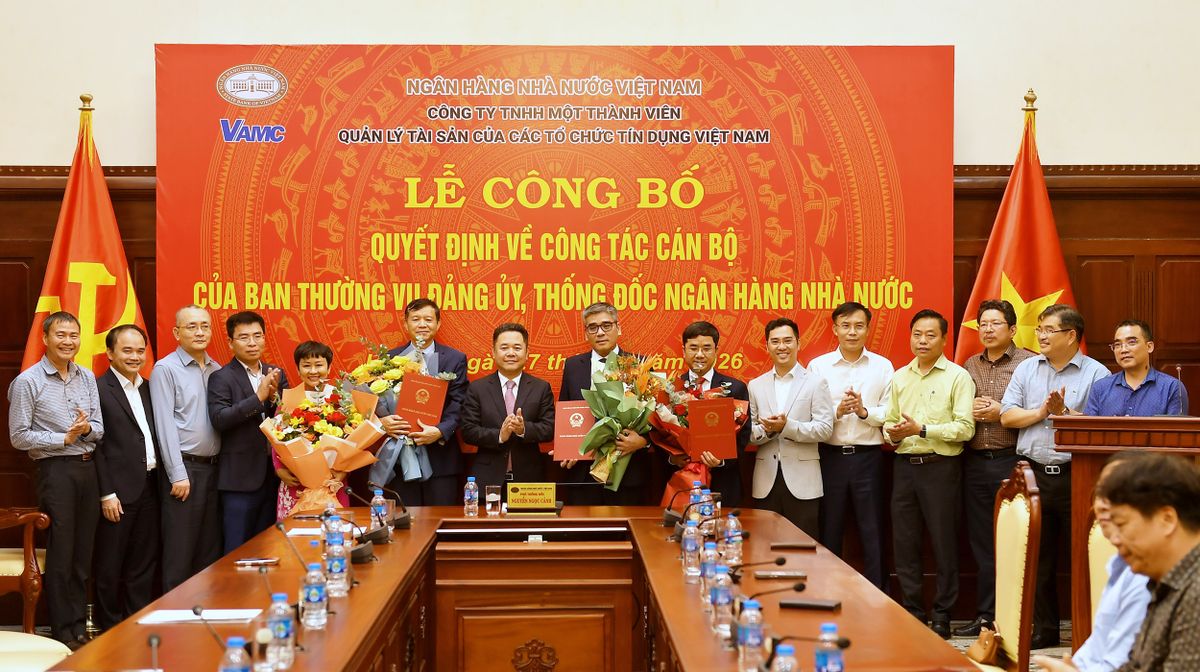 Phó Thống đốc Nguyễn Ngọc Cảnh chúc mừng và trao Quyết định bổ nhiệm cho 04 cán bộ lãnh đạo VAMC