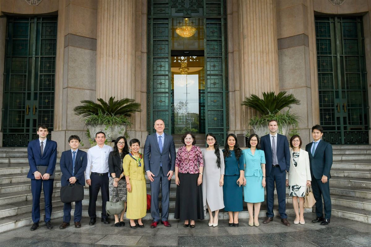 Thống đốc Nguyễn Thị Hồng chụp ảnh lưu niệm cùng Đoàn Giám sát kinh tế vĩ mô giữa kỳ của IMF