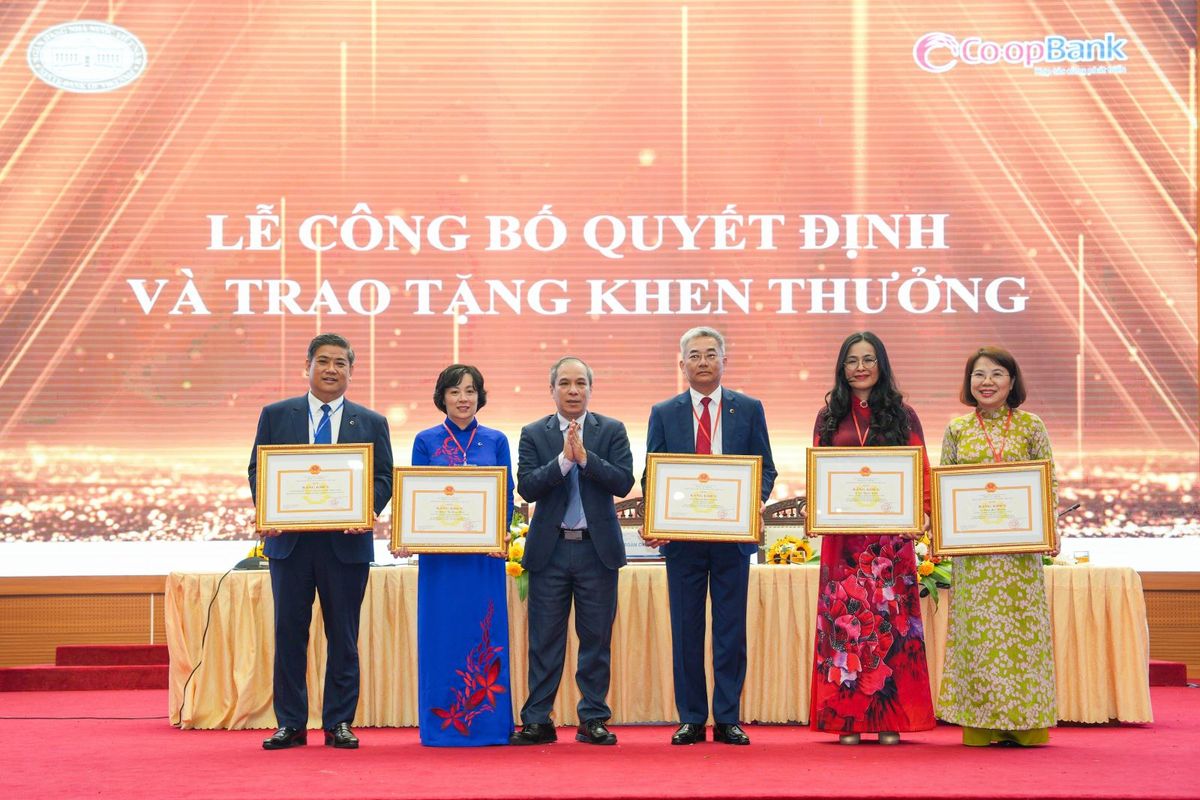 Phó Bí thư Thường trực Đảng ủy, Phó Thống đốc Thường trực NHNN Việt Nam Đoàn Thái Sơn trao tặng Bằng khen của Thống đốc NHNN cho tập thể và cá nhân của Co-opBank