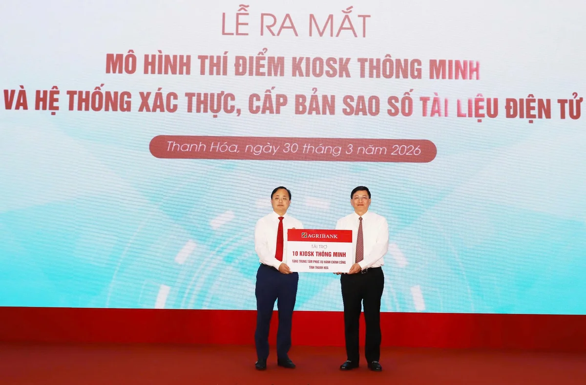 Đồng chí Tô Huy Vũ – Chủ tịch Hội đồng Thành viên Agribank trao tặng tài trợ Kiosk thông minh cho Trung tâm Phục vụ Hành chính công tỉnh Thanh Hoá