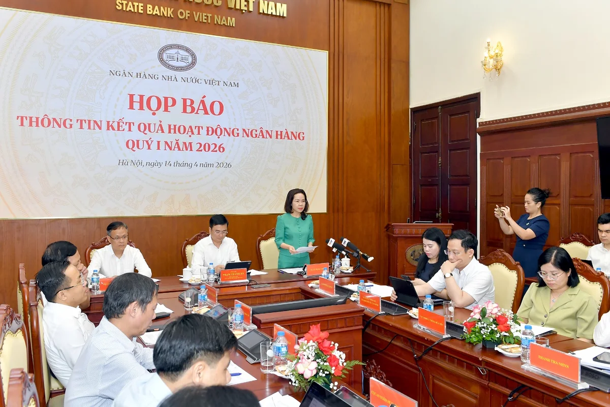Bà Hà Thu Giang – Vụ trưởng Vụ Tín dụng các ngành kinh tế trả lời tại Họp báo