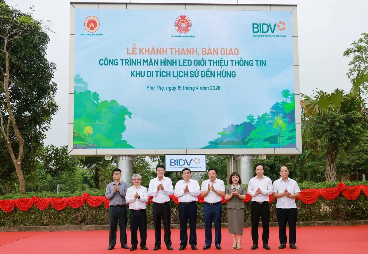 Phó Chủ tịch UBND tỉnh Phú Thọ Nguyễn Huy Ngọc, Chủ tịch HĐQT BIDV Phan Đức Tú và các đại biểu thực hiện nghi thức bàn giao công trình màn hình LED giới thiệu thông tin Khu di tích lịch sử Đền Hùng.
