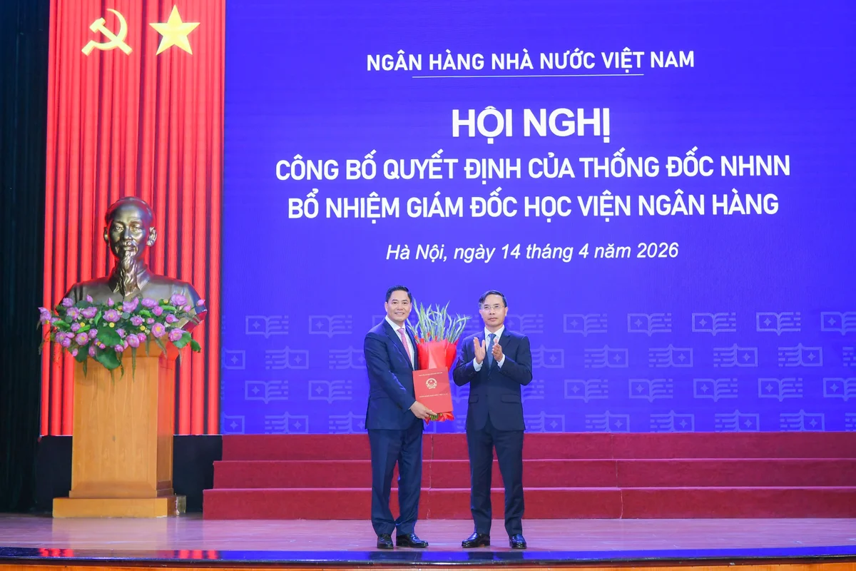 Thống đốc NHNN Phạm Đức Ấn trao quyết định bổ nhiệm cho PGS.TS Bùi Hữu Toàn
