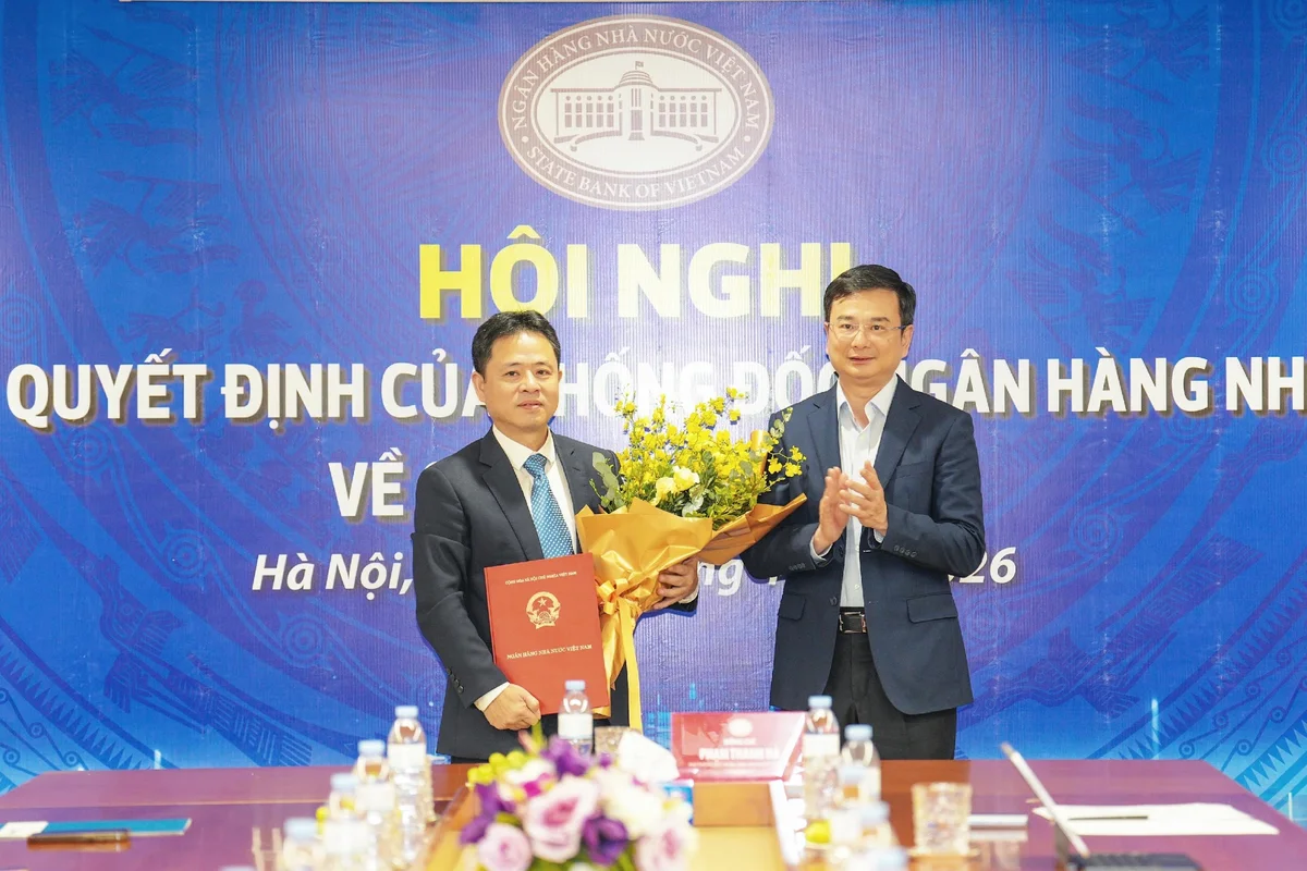 Phó Thống đốc Phạm Thanh Hà trao Quyết định và tặng hoa chúc mừng đồng chí Nguyễn Xuân Hải