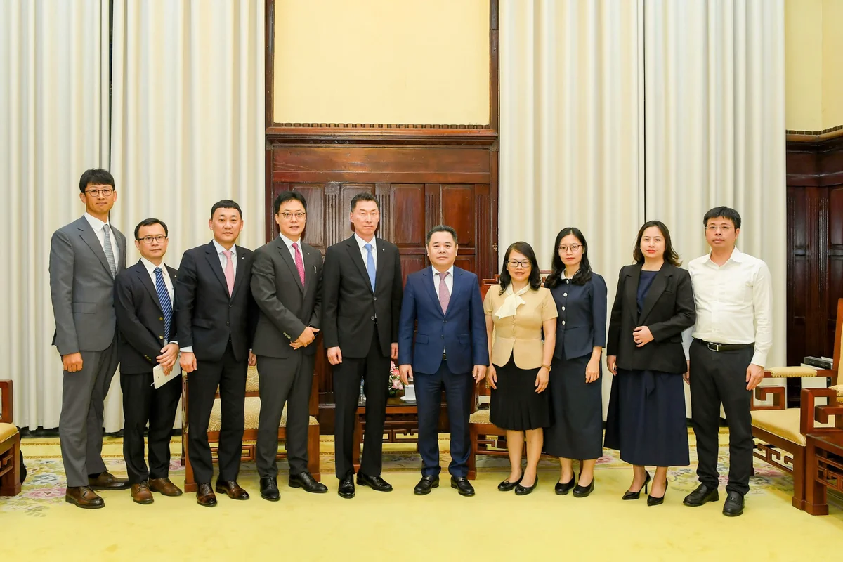 Phó Thống đốc Nguyễn Ngọc Cảnh chụp ảnh lưu niệm cùng đoàn công tác của IBK