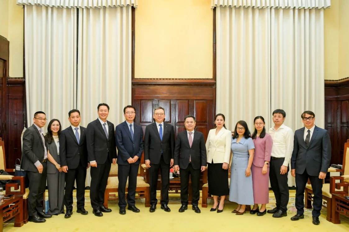 Phó Thống đốc Nguyễn Ngọc Cảnh chụp ảnh lưu niệm cùng đoàn công tác của Shinhan Bank