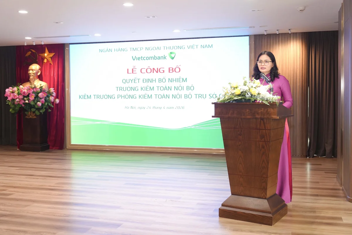 Bà Đinh Thị Thái - Trưởng Ban Kiểm soát phát biểu chỉ đạo và giao nhiệm vụ cho tân Trưởng kiểm toán nội bộ kiêm Trưởng phòng Kiểm toán nội bộ