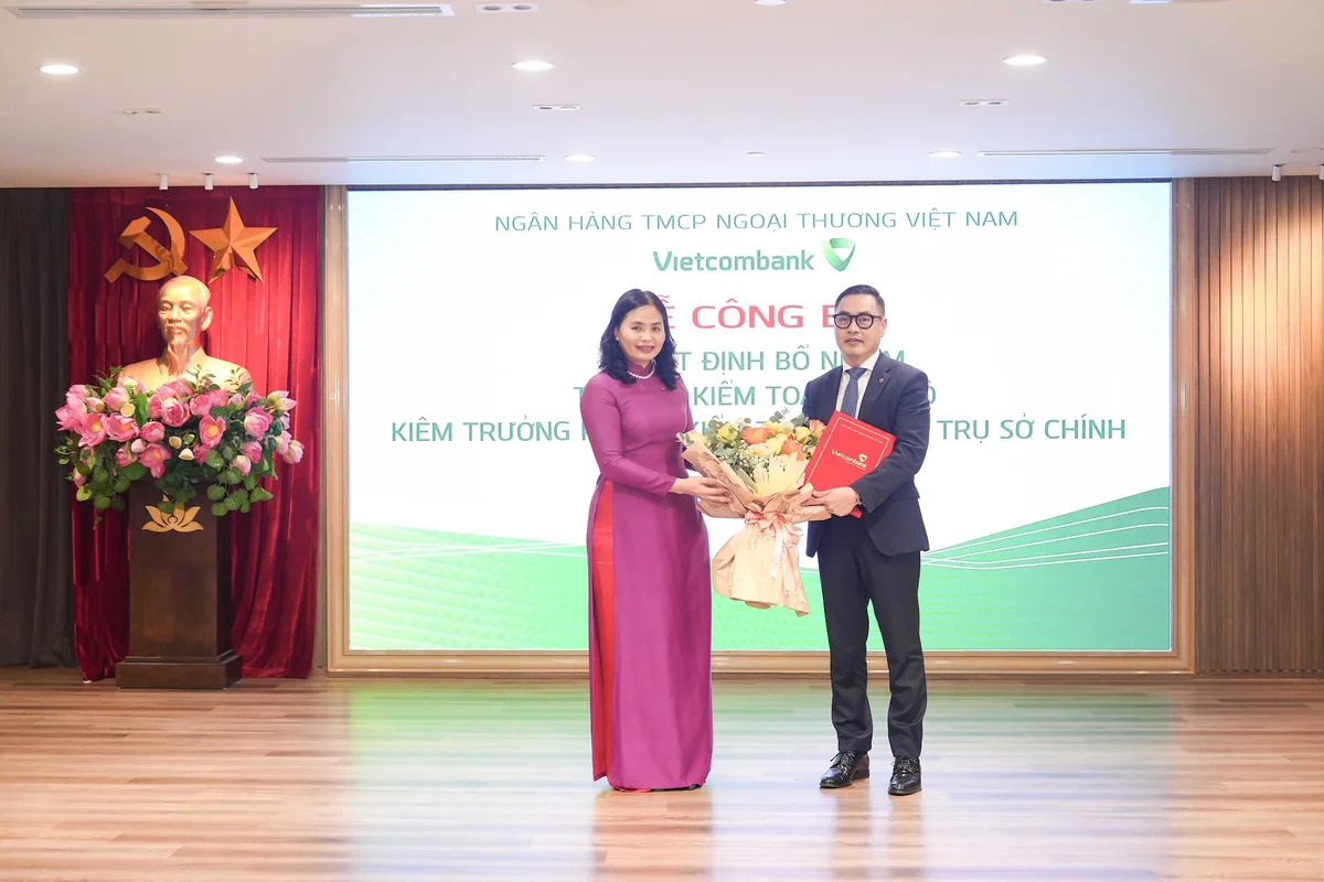 Bà Đinh Thị Thái trao quyết định và tặng hoa chúc mừng tân Trưởng kiểm toán nội bộ kiêm Trưởng phòng Kiểm toán nội bộ Trần Sỹ Mạnh