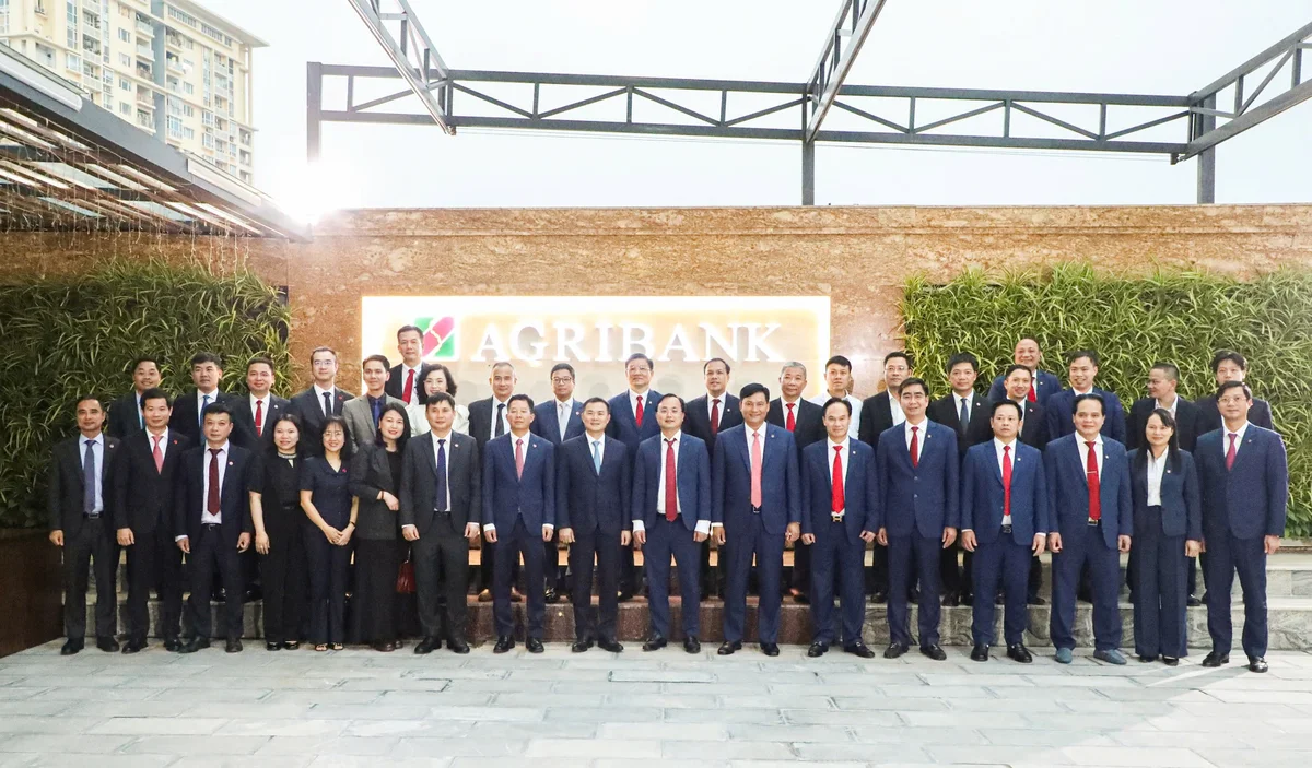 Đại diện lãnh đạo Agribank và Viettel chụp ảnh lưu niệm