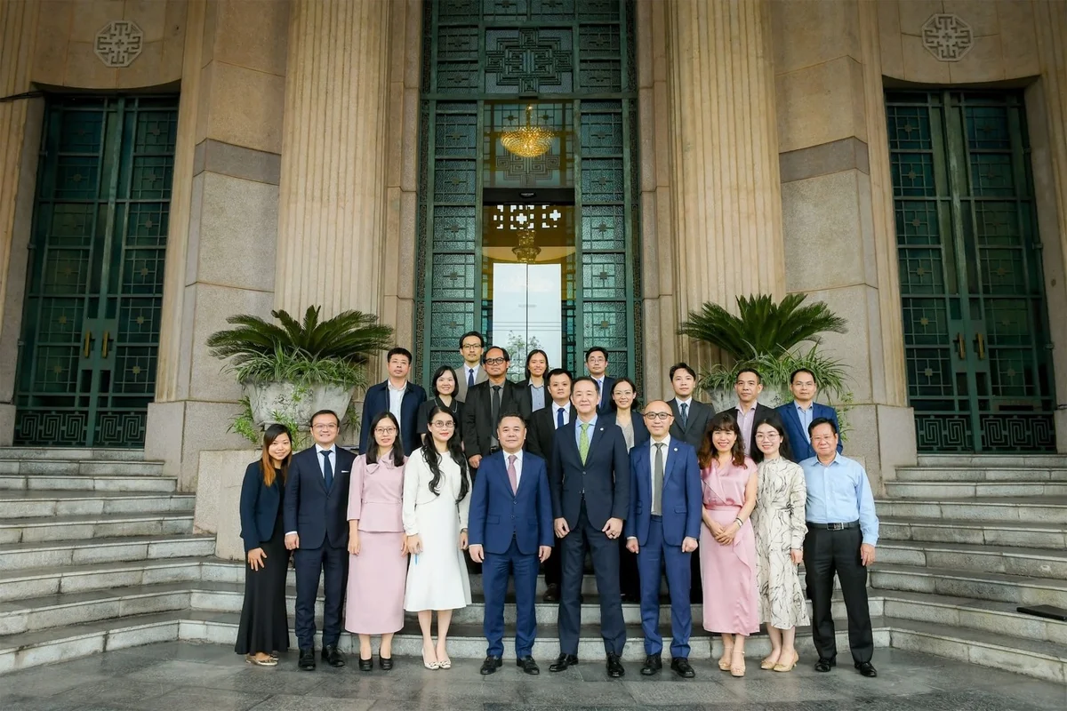 Phó Thống đốc Nguyễn Ngọc Cảnh chụp ảnh cùng Đoàn tham vấn thường niên AMRO 2026