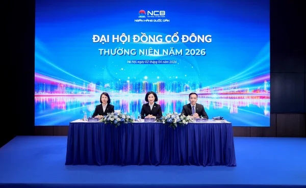 Đoàn chủ tọa trả lời cổ đông trong phiên thảo luận