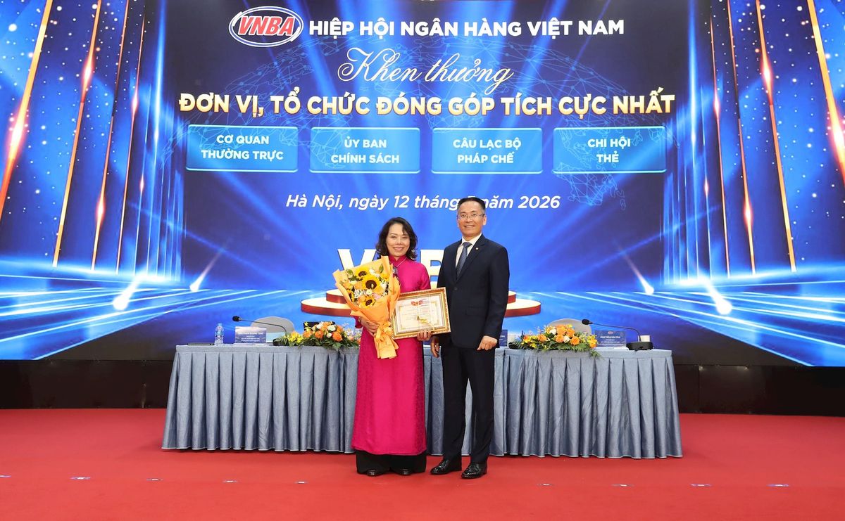 Ông Phạm Quang Tùng, Phó Chủ tịch Hội đồng Hiệp hội và bà Hà Thu Giang, Vụ trưởng Vụ Tín dụng các ngành kinh tế, NHNN trao tặng cúp biểu trưng và giấy khen cho các đơn vị được trao danh hiệu “Đơn vị, tổ chức đóng góp tích cực nhất cho hoạt động của Hiệp hội Ngân hàng Việt Nam trong nhiệm kỳ VII”