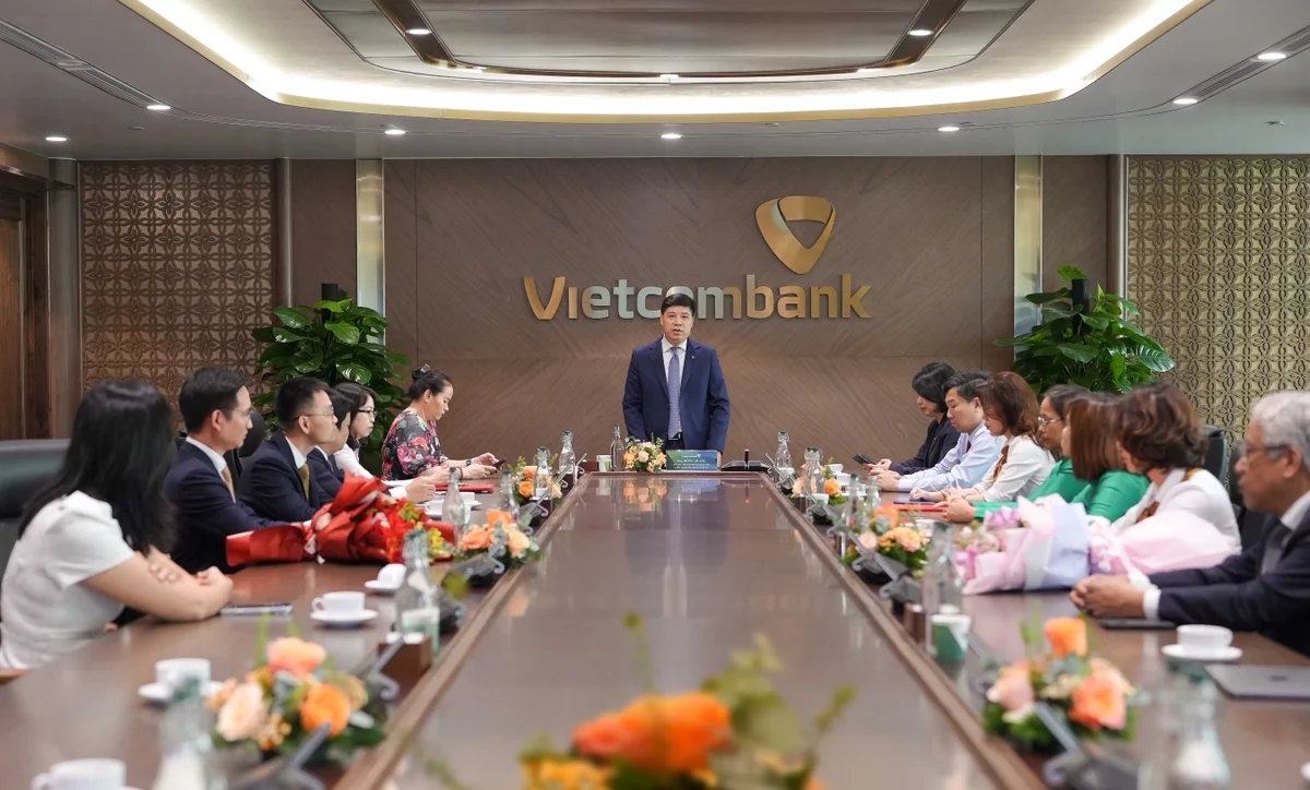 Ông Hồng Quang - Thành viên HĐQT kiêm Giám đốc Khối Nhân sự phát biểu giao nhiệm vụ cho các nhân sự được điều động, bổ nhiệm