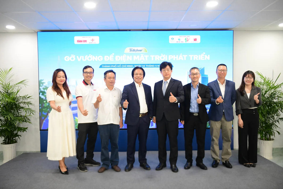 Đại diện Shinhan Finance cùng các khách mời tại talkshow