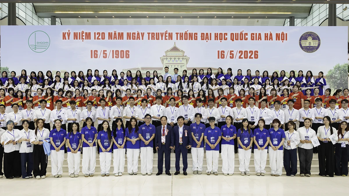 Ông Trần Văn Dũng - Thành viên Hội đồng thành viên Agribank và ông Nguyễn Viết Hùng - Giám đốc Agribank Chi nhánh Hà Nội I tham dự Lễ kỷ niệm