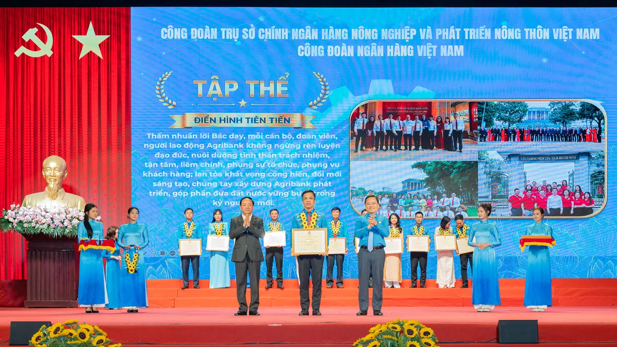 Đại diện Công đoàn Trụ sở chính Agribank, đồng chí Nguyễn Trung Dũng - Phó Chủ tịch thường trực Công đoàn Agribank, Chủ tịch Công đoàn Trụ sở chính Agribank - nhận Bằng khen của Tổng Liên đoàn Lao động Việt Nam cho tập thể có thành tích xuất sắc trong “Học tập và làm theo tư tưởng, đạo đức, phong cách Hồ Chí Minh”