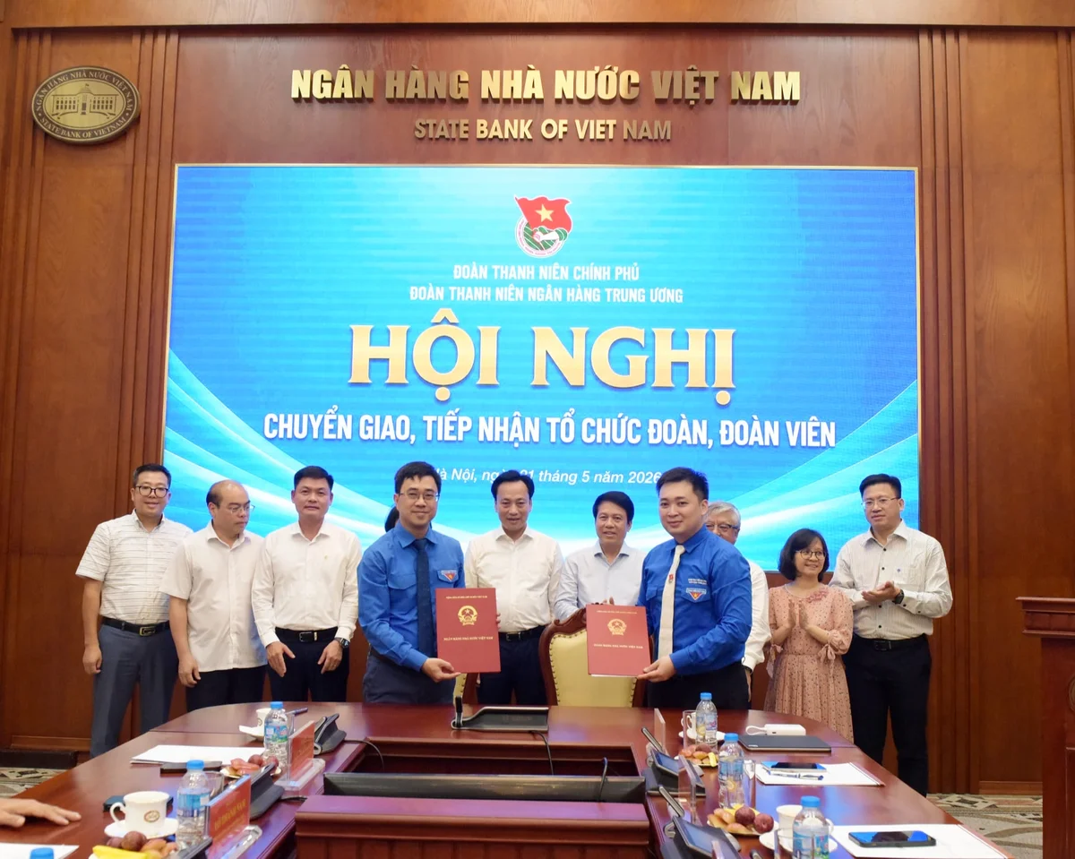Đ/c Bùi Hoàng Tùng - Ủy viên Ban Thường vụ Trung ương Đoàn, Ủy viên BCH Đảng bộ, Bí thư ĐTN Chính phủ; đ/c Đào Minh Thắng - Ủy viên Ban Thường vụ Đoàn Chính phủ, Ủy viên BCH Đảng bộ NHNN, Bí thư Đoàn Thanh niên Ngân hàng Trung ương thực hiện nghi thức ký biên bản bàn giao, tiếp nhận 6 tổ chức Đoàn
