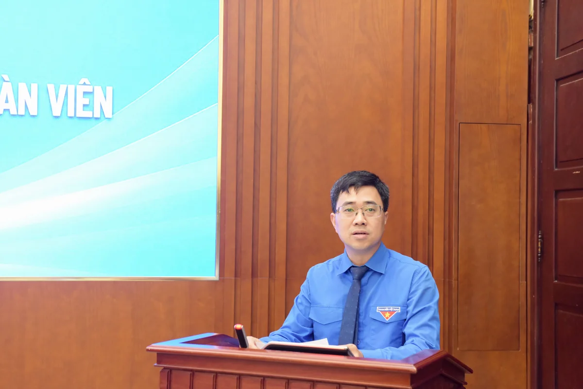 Đồng chí Bùi Hoàng Tùng - Ủy viên Ban Thường vụ Trung ương Đoàn, Ủy viên BCH Đảng bộ, Bí thư Đoàn Thanh niên Chính phủ phát biểu tại Hội nghị