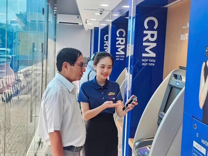  Khách hàng giao dịch tại MB. 