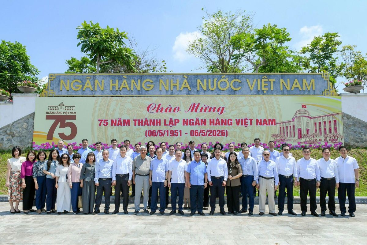 Các đồng chí Lãnh đạo, các đại biểu và đoàn công tác chụp ảnh kỷ niệm tại Khu di tích lịch sử ngành Ngân hàng