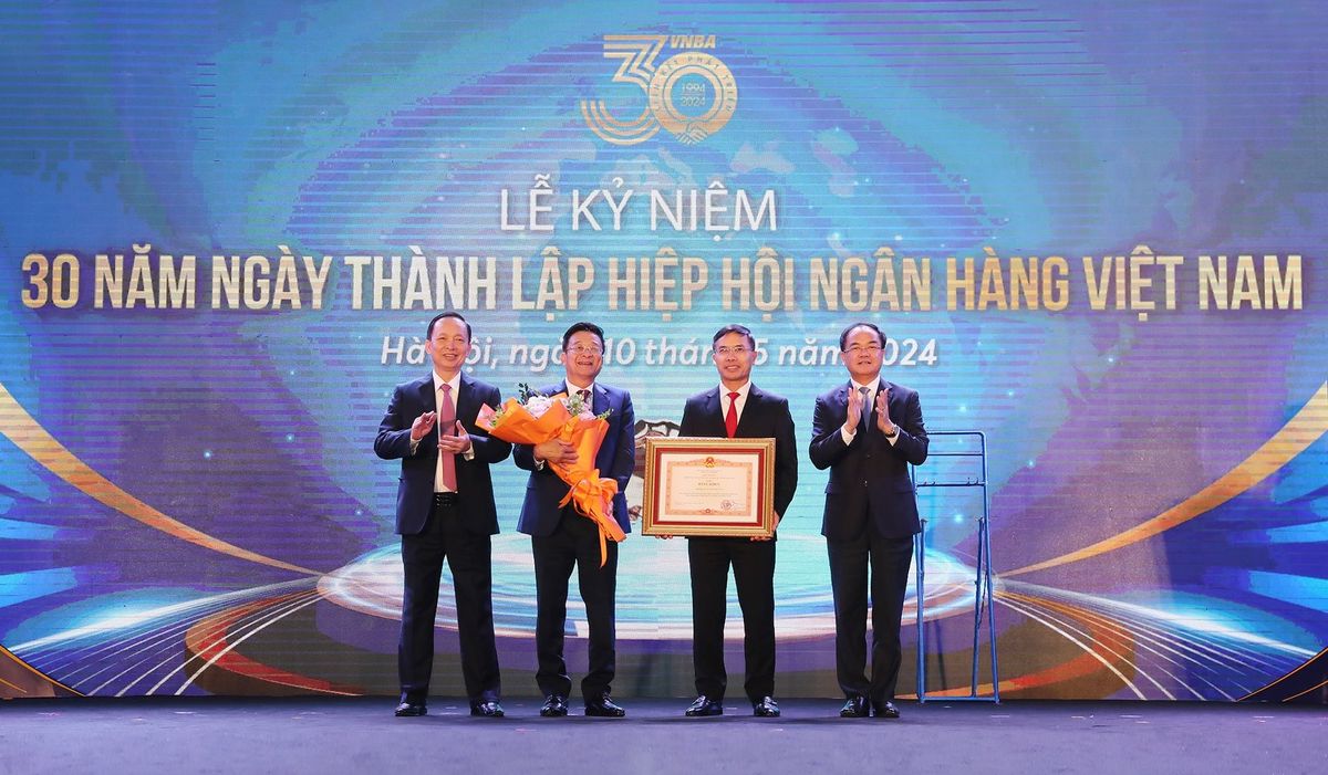 Kỷ niệm 30 năm thành lập, Hiệp hội Ngân hàng Việt Nam vinh dự đón nhận Bằng khen của Thủ tướng Chính phủ trao tặng (tháng 5/2024)