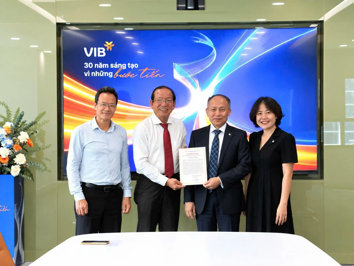 Hiệp hội Ngân hàng Việt Nam chúc mừng kỷ niệm 30 năm thành lập Ngân hàng VIB