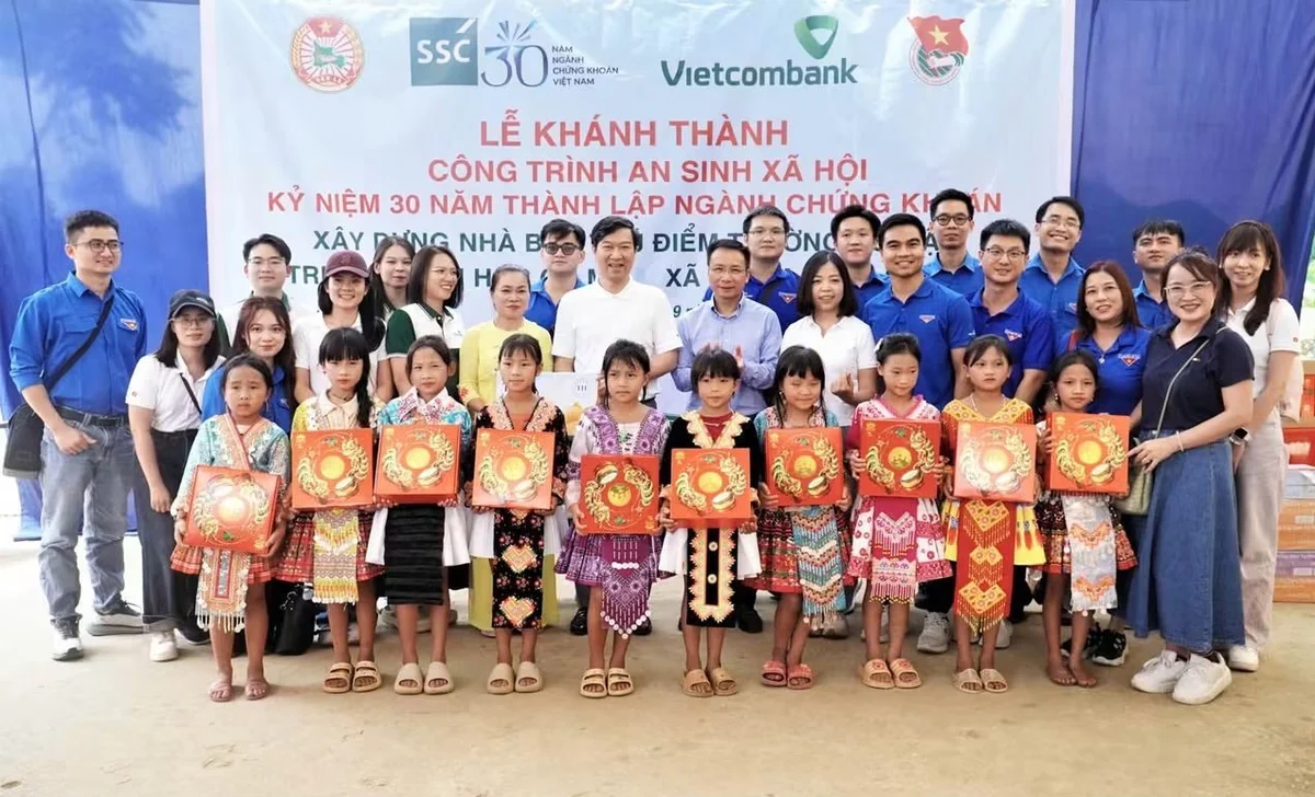 Đoàn đại biểu tặng quà trung thu cho các em học sinh