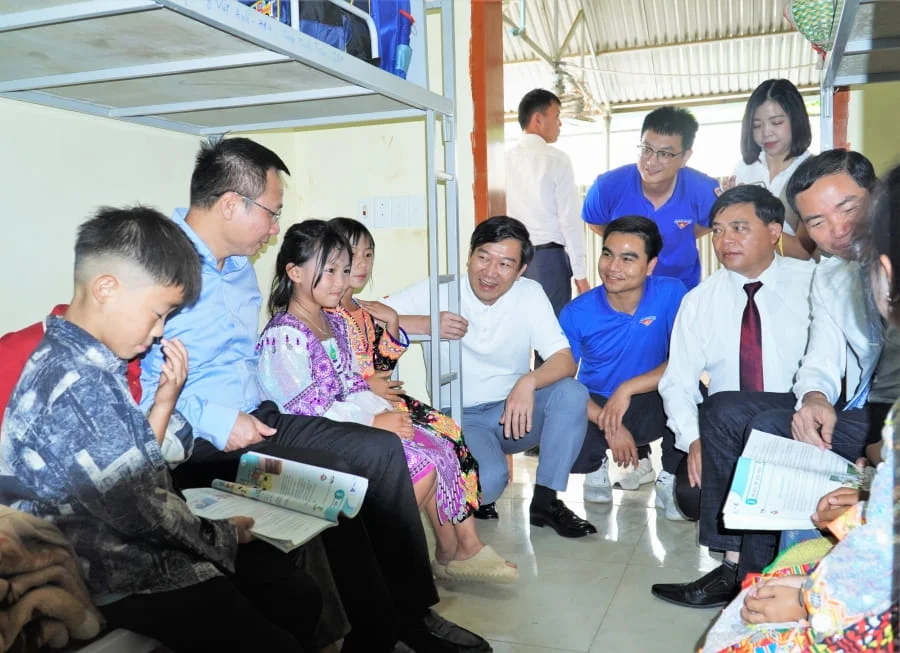 Đoàn đại biểu thăm phòng ở của các em học sinh