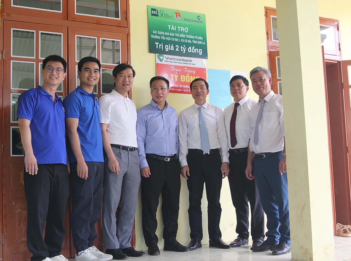 Đoàn đại biểu chụp hình tại công trình Nhà bán trú