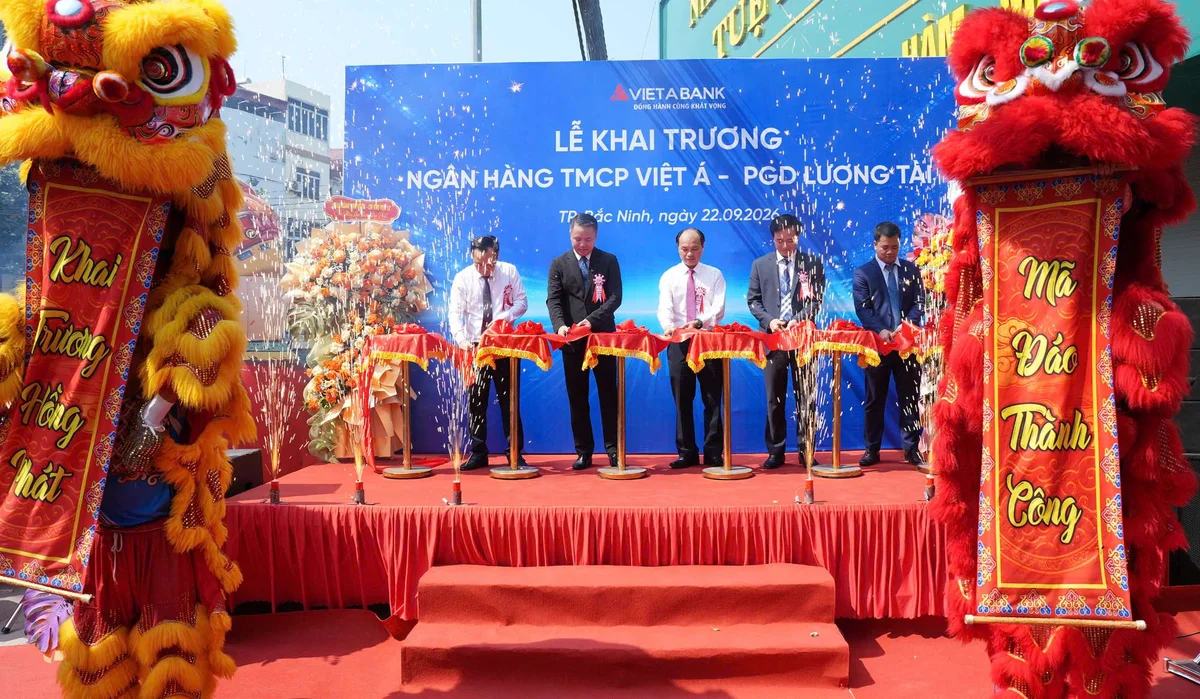 Nghi thức cắt băng chính thức khai trương PGD Lương Tài