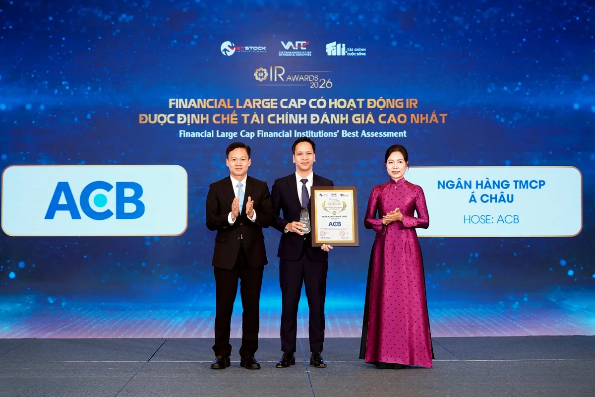 Ông Trần Vũ Hiền, Giám đốc Khối Tài chính ACB, đại diện ngân hàng nhận vinh danh tại IR Awards 2026.