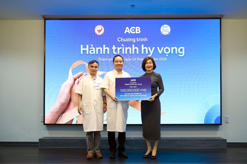 Bà Đặng Thu Thủy - Thành viên HĐQT ACB trao 500 triệu đồng hỗ trợ bệnh nhi cho Lãnh đạo Bệnh viện Trung ương Huế.