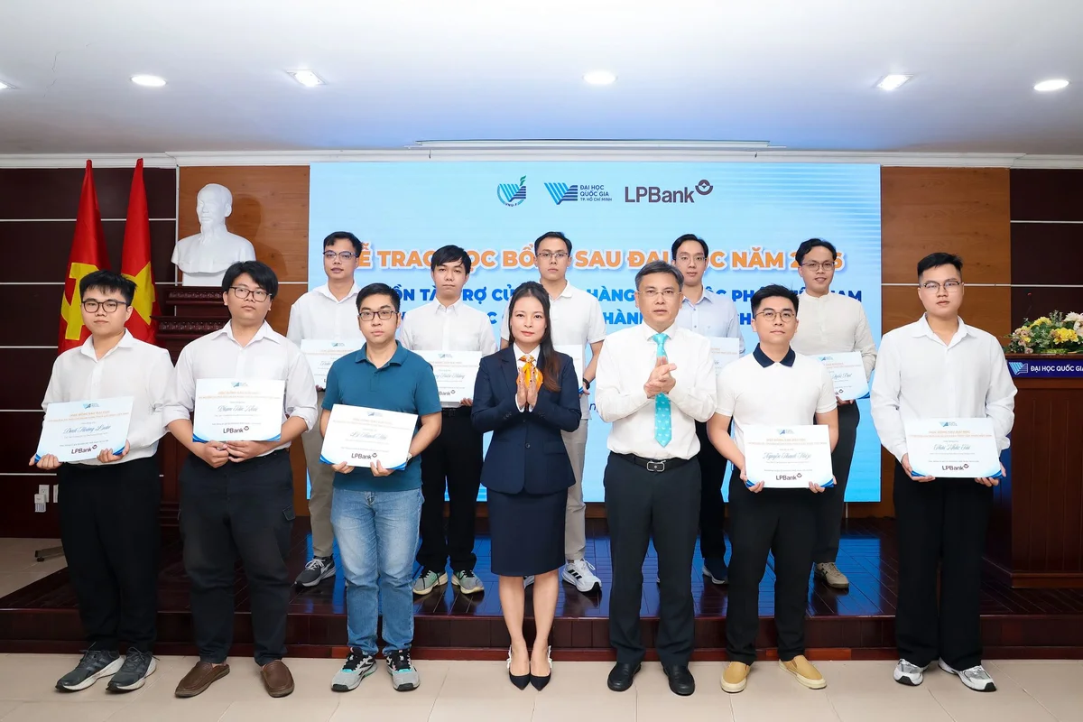 Bà Vũ Nam Hương – Phó Tổng Giám đốc LPBank (thứ 4 từ trái sang) và PGS.TS Nguyễn Minh Tâm – Phó Giám đốc ĐHQG-HCM (thứ 3 từ phải sang) trao học bổng cho các học viên