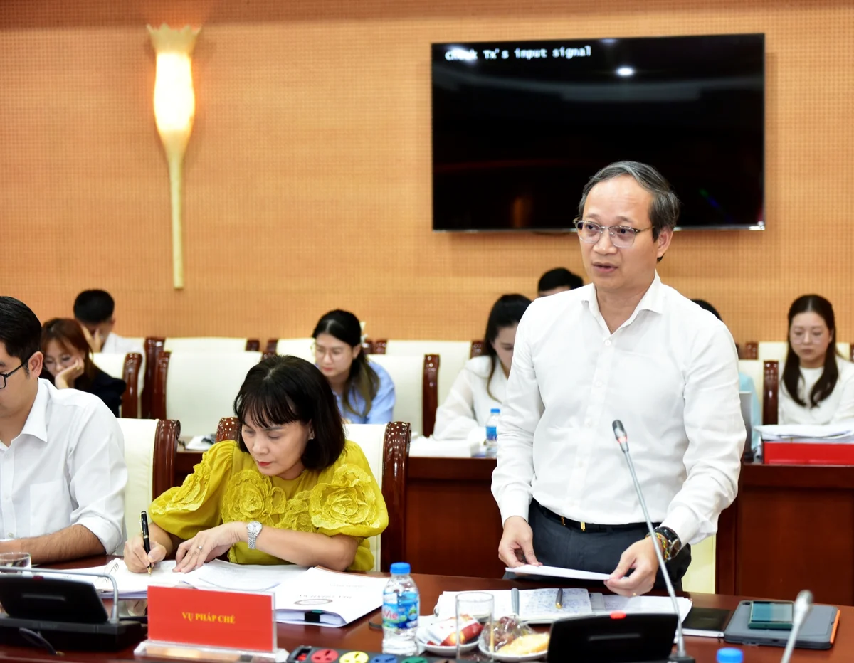 Vụ trưởng Vụ Pháp chế Tạ Quang Đôn báo cáo kết quả triển khai nhiệm vụ tổng rà soát hệ thống VBQPPL tại NHNN