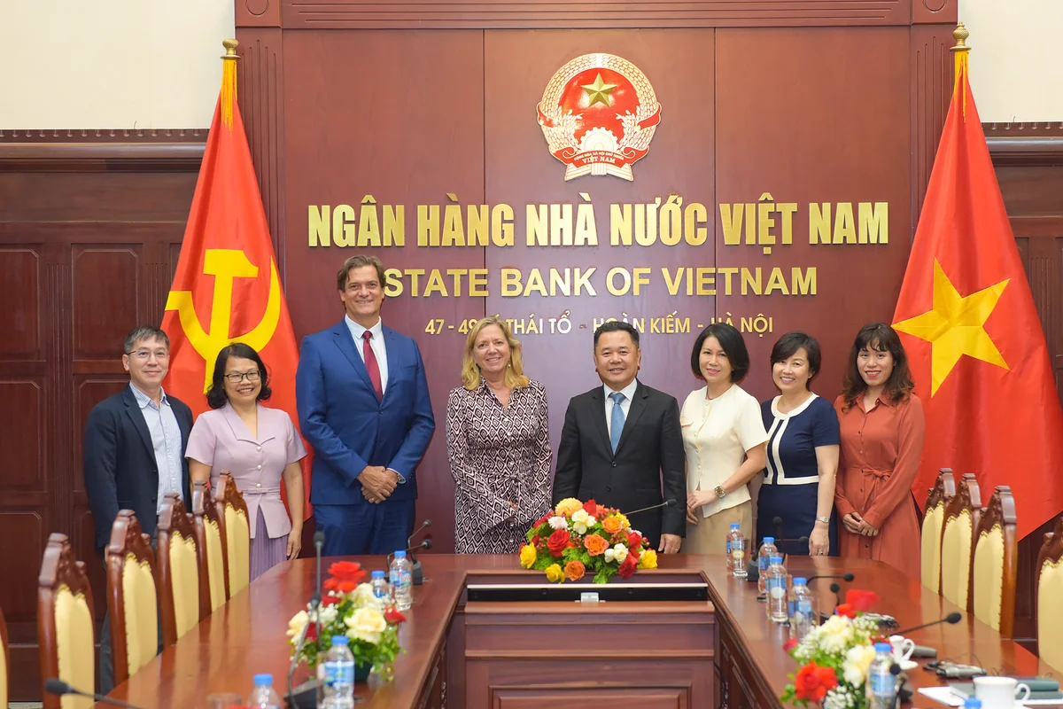 Phó Thống đốc Nguyễn Ngọc Cảnh cùng Đoàn công tác của WB chụp ảnh lưu niệm