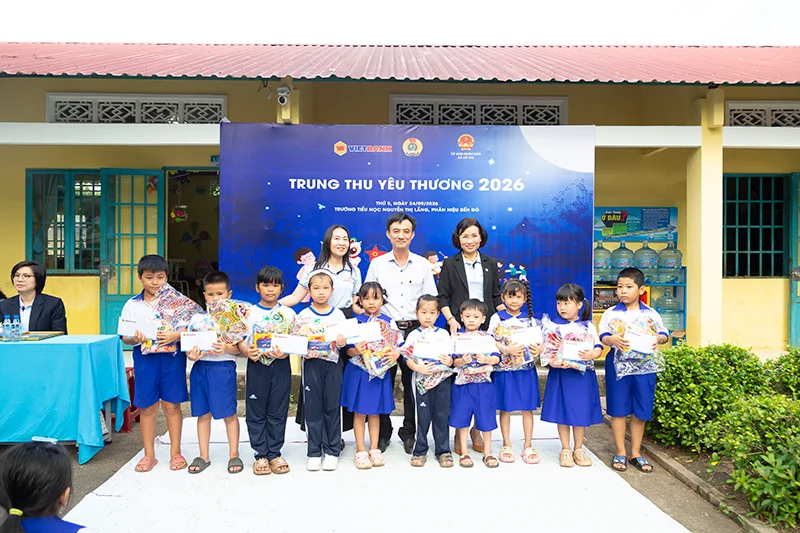 Vietbank trao 30 suất học bổng cho những em có hoàn cảnh khó khăn có kết quả học tập tốt